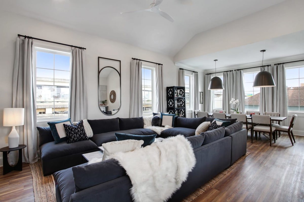 New Luxury Home | Shared Pool gallery image 3