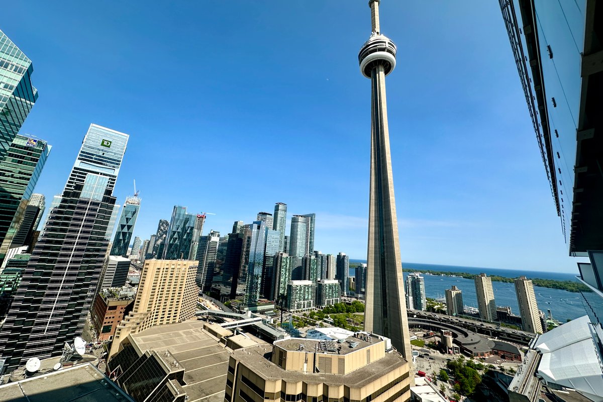 Elegant 2BR | CN Tower + Lake View w/ Rooftop Pool