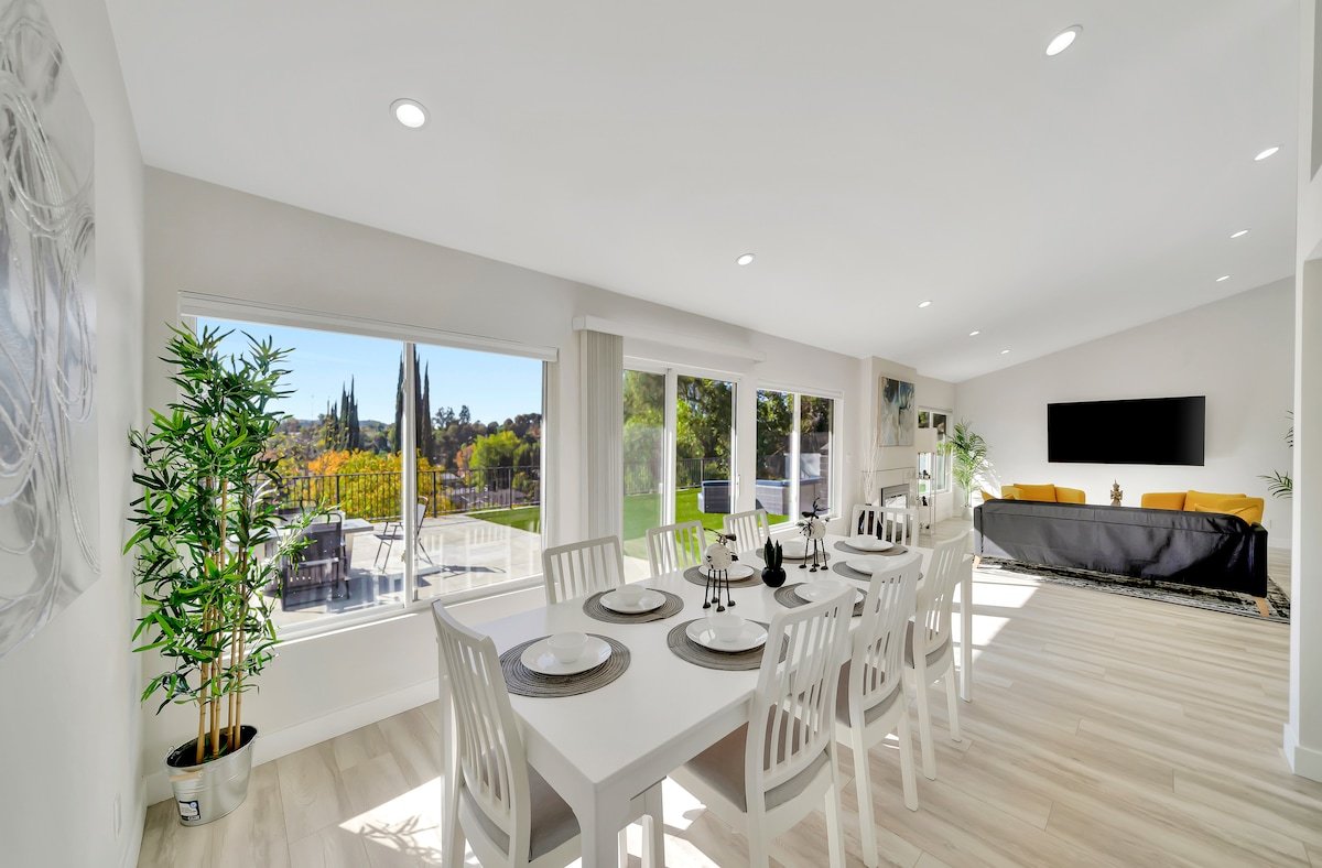 5BR w/ Hot Tub & Views gallery image 4