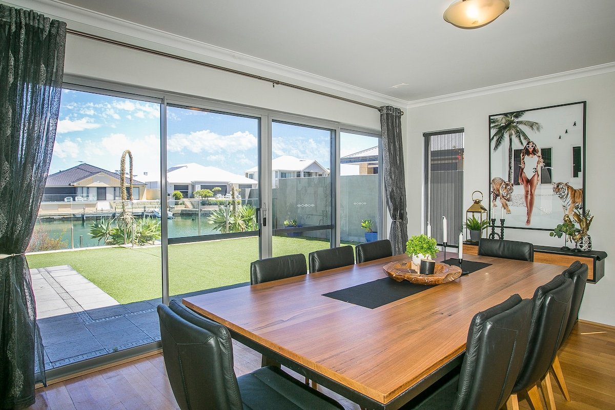 2 Luxury Canal Holiday Homes – Sleep 28 gallery image 4