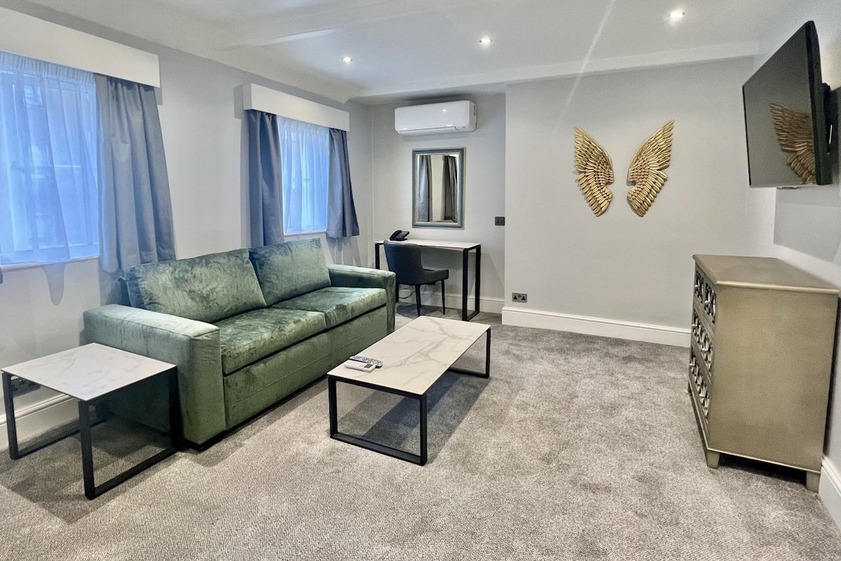 2 Bed/2 Bath Modern Flat, Sky TV, Air Con gallery image 4