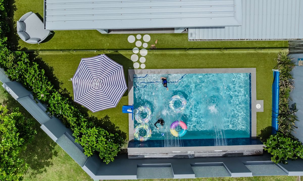 Sirius- Heated pool, 50m to Beach, basketball crt