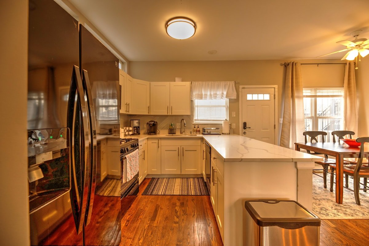 Serene Urban House next to Transit w Garage gallery image 5