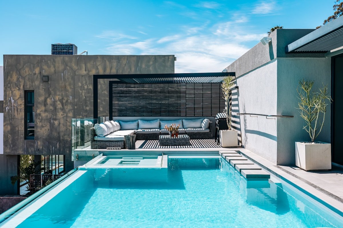 Sensational Views from Springbok Rd in Cape Town gallery image 3