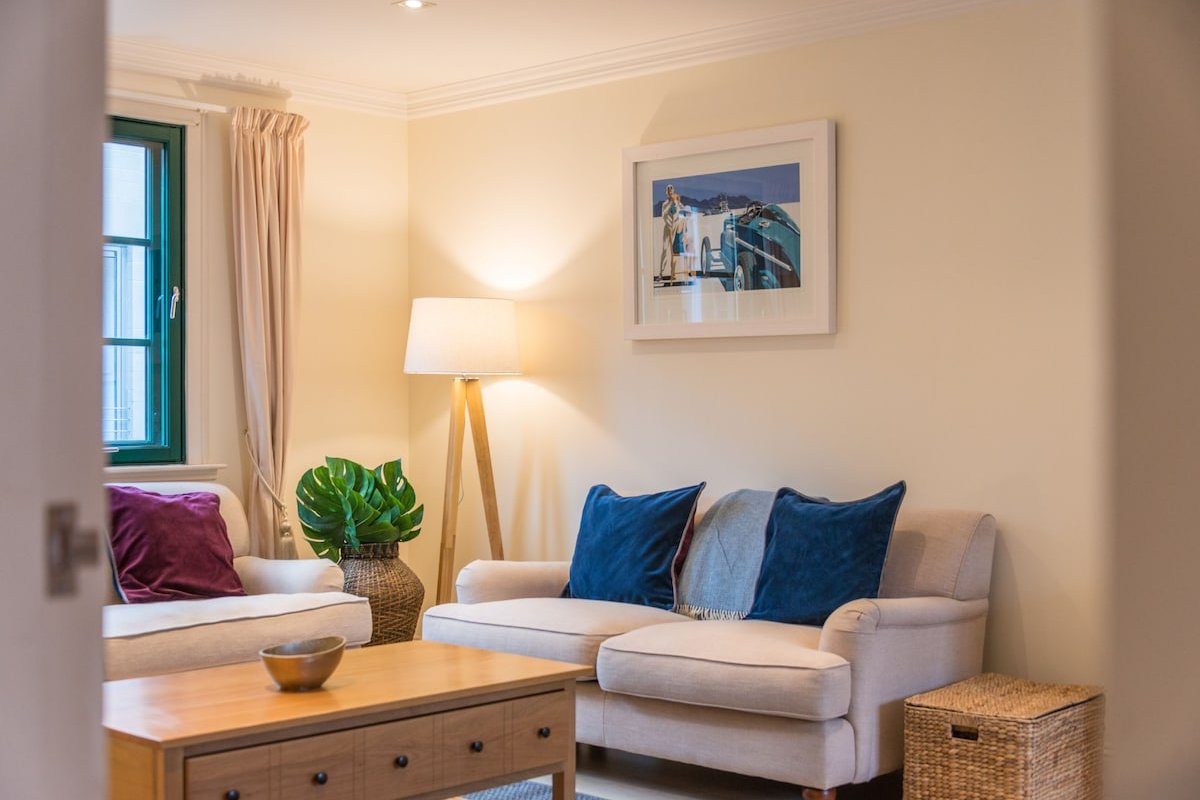 Beautiful central mews house near tram to airport gallery image 4