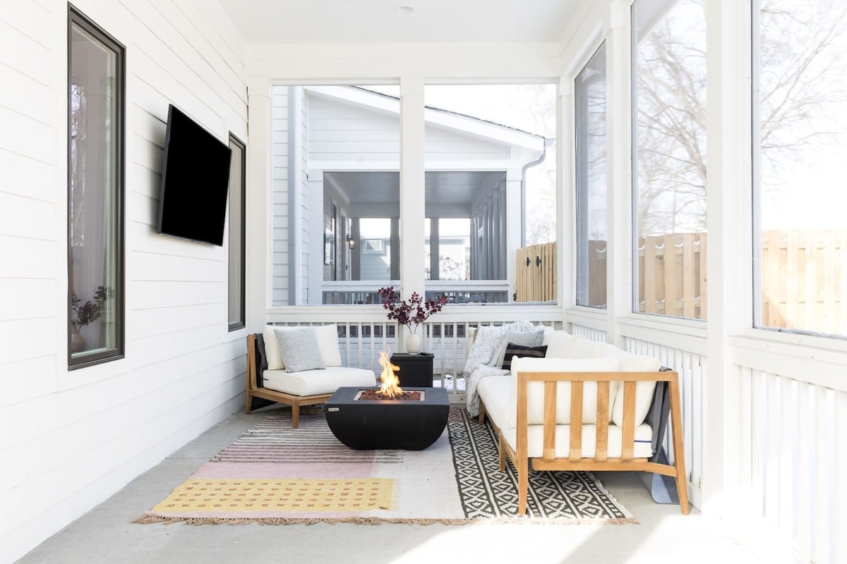 The White House – Hot Tub + 1.2 miles to Broadway. gallery image 3