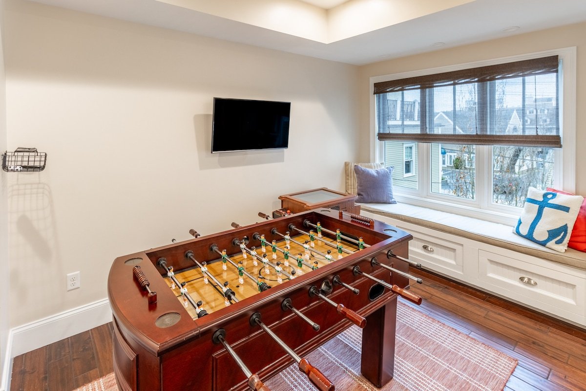 Private Home w/Game Room, Fireplace & Parking gallery image 2