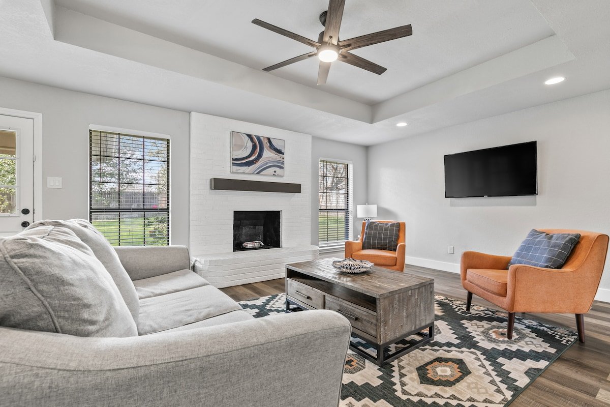 Grand Getaway Close to Downtown gallery image 4