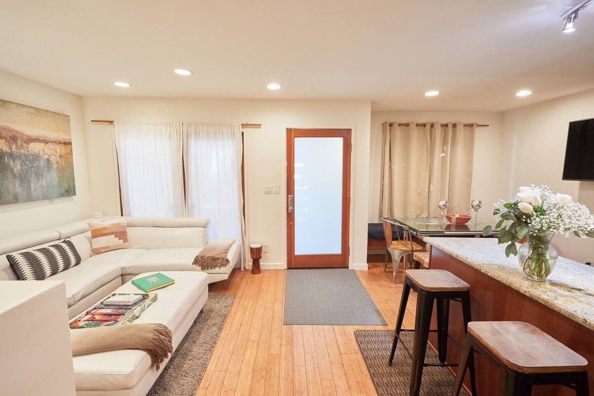 Family-Friendly Seaside Oasis! 2 min walk to waves gallery image 3