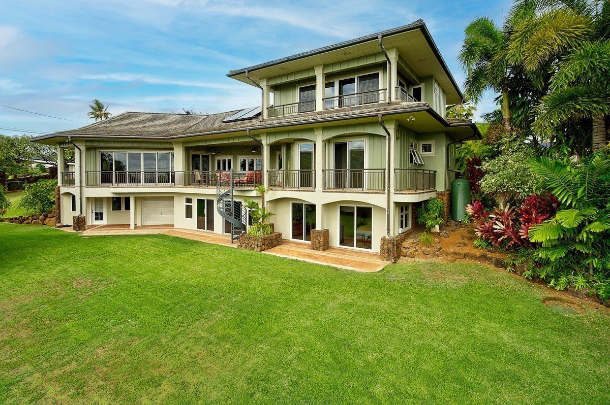 Luxury family home , walk to beach, Pool & Spa