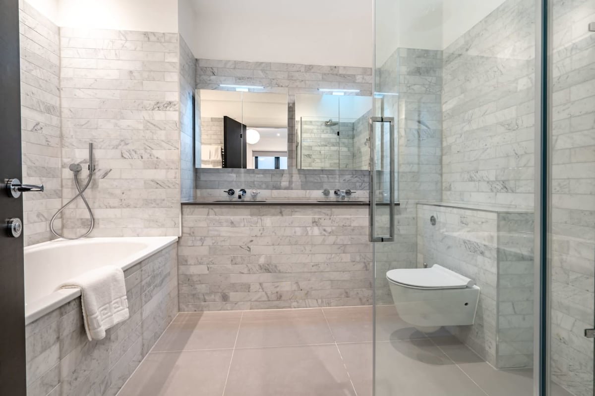 Elegant Duplex Apartment Overlooking Lincoln’s Inn gallery image 5