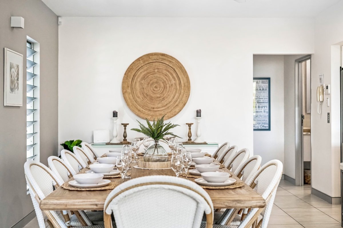 Alex Beach House (12 guests) 100 steps to the sand gallery image 2