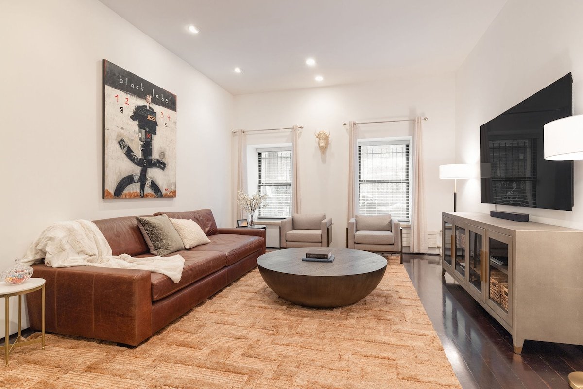 Huge Triplex + Movie Theater gallery image 2