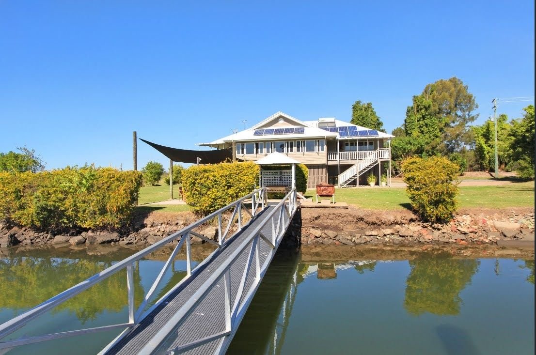 Absolute waterfront Homestead with pontoon gallery image 4