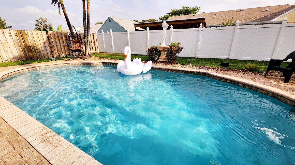 LUXE Resort: HR Stadium~W/Mini Beach~Pool~King Bed gallery image 3