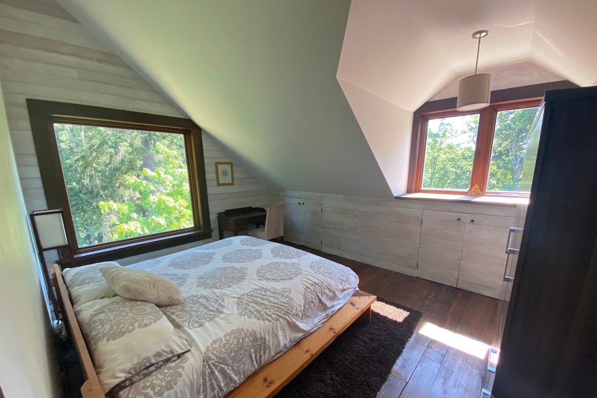 Spacious Modern-Rustic Farmhouse – Saltspring Is. gallery image 5