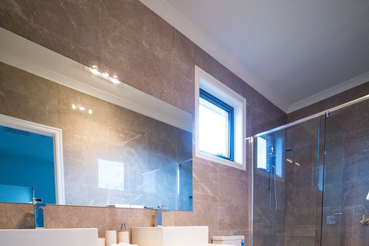 Spacious home with Netflix, Wifi+parking+workspace gallery image 5