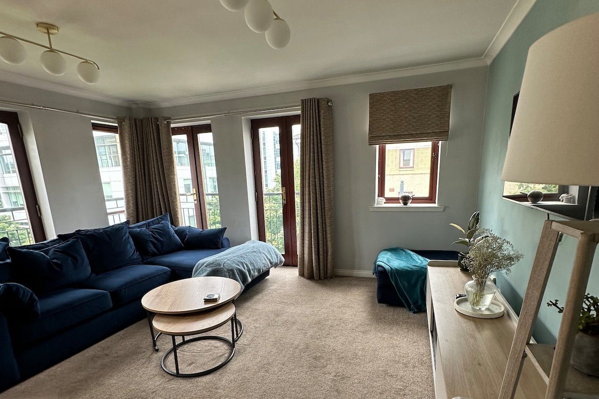 3 bedroom prop very close to Grassmarket & Castle! gallery image 3