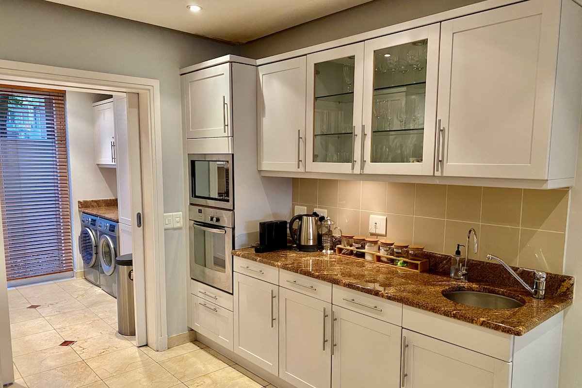 Luxury secure V&A Marina apartment; best location! gallery image 5