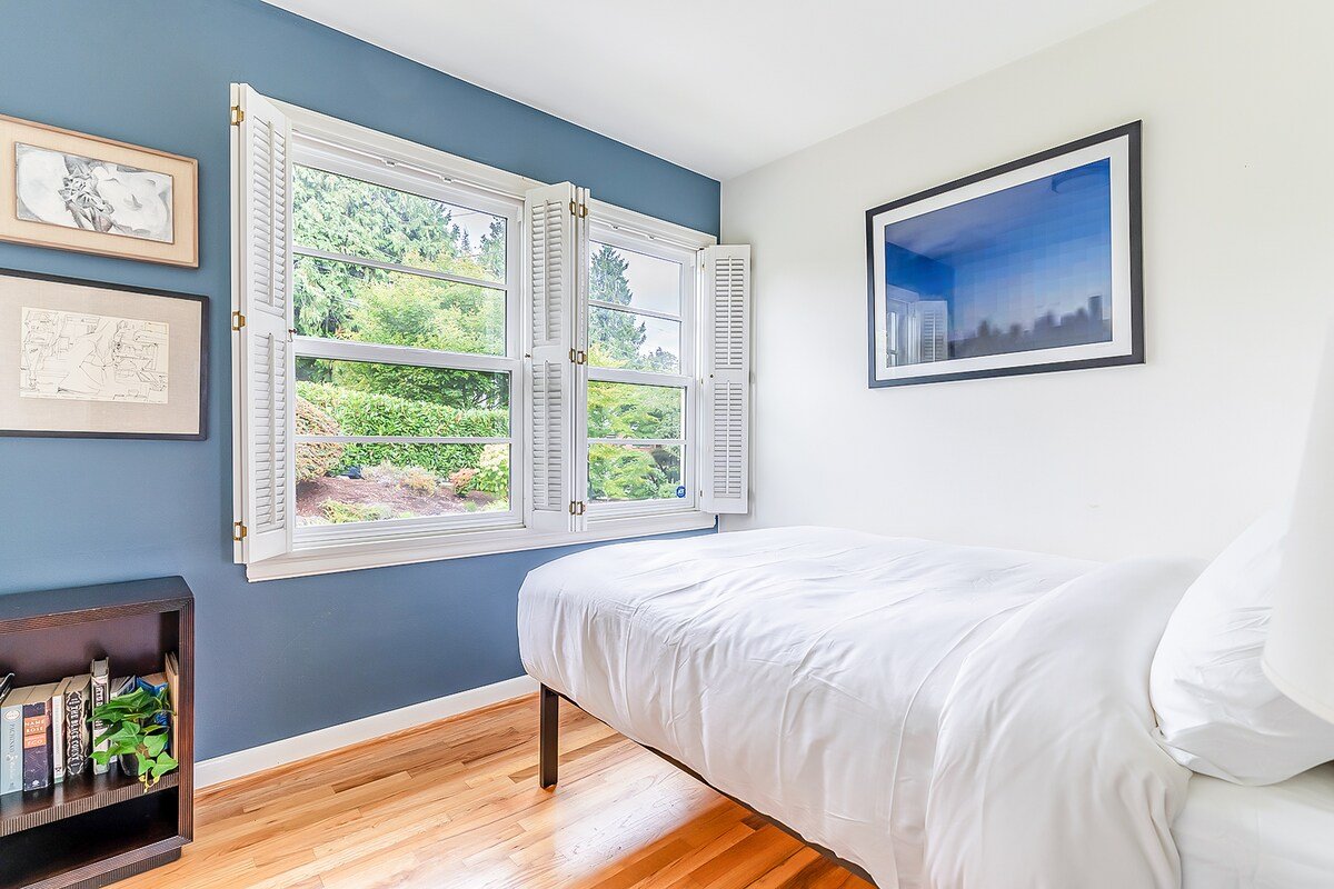 Classic 4BR Escape | Modern Comfort Near Lake gallery image 3