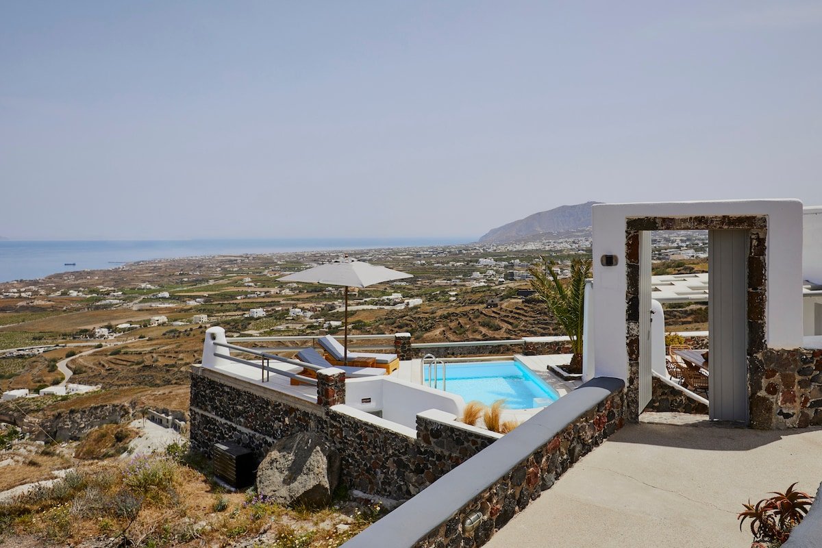 106. Hideaway Villa with Heated Pool and Sea View gallery image 3