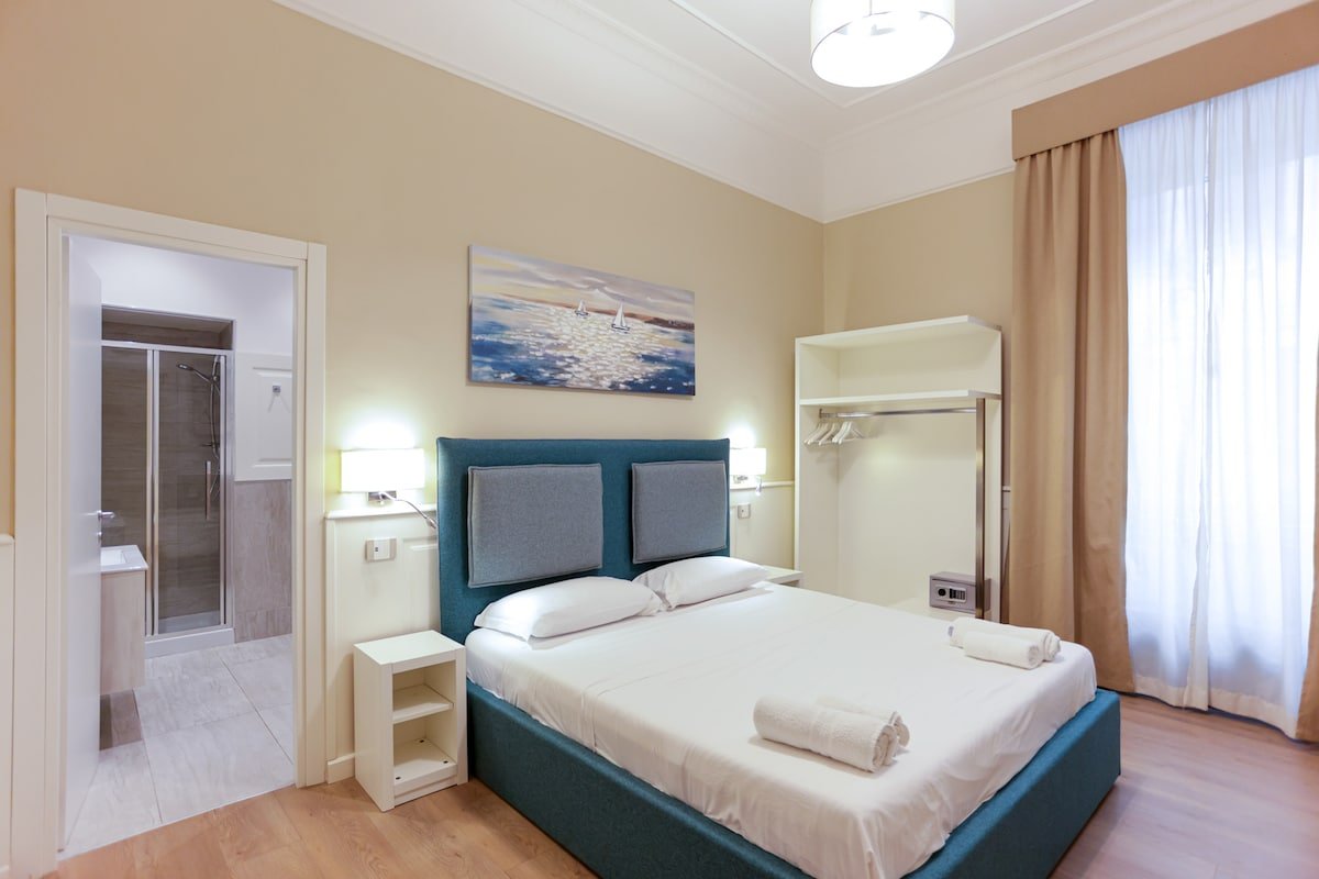 Apartment for 6 persons with 3 bathrooms in Chiaia gallery image 3