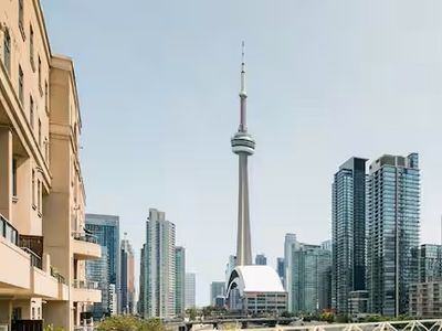 Bright Executive Condo CN Tower View + Gym & Sauna