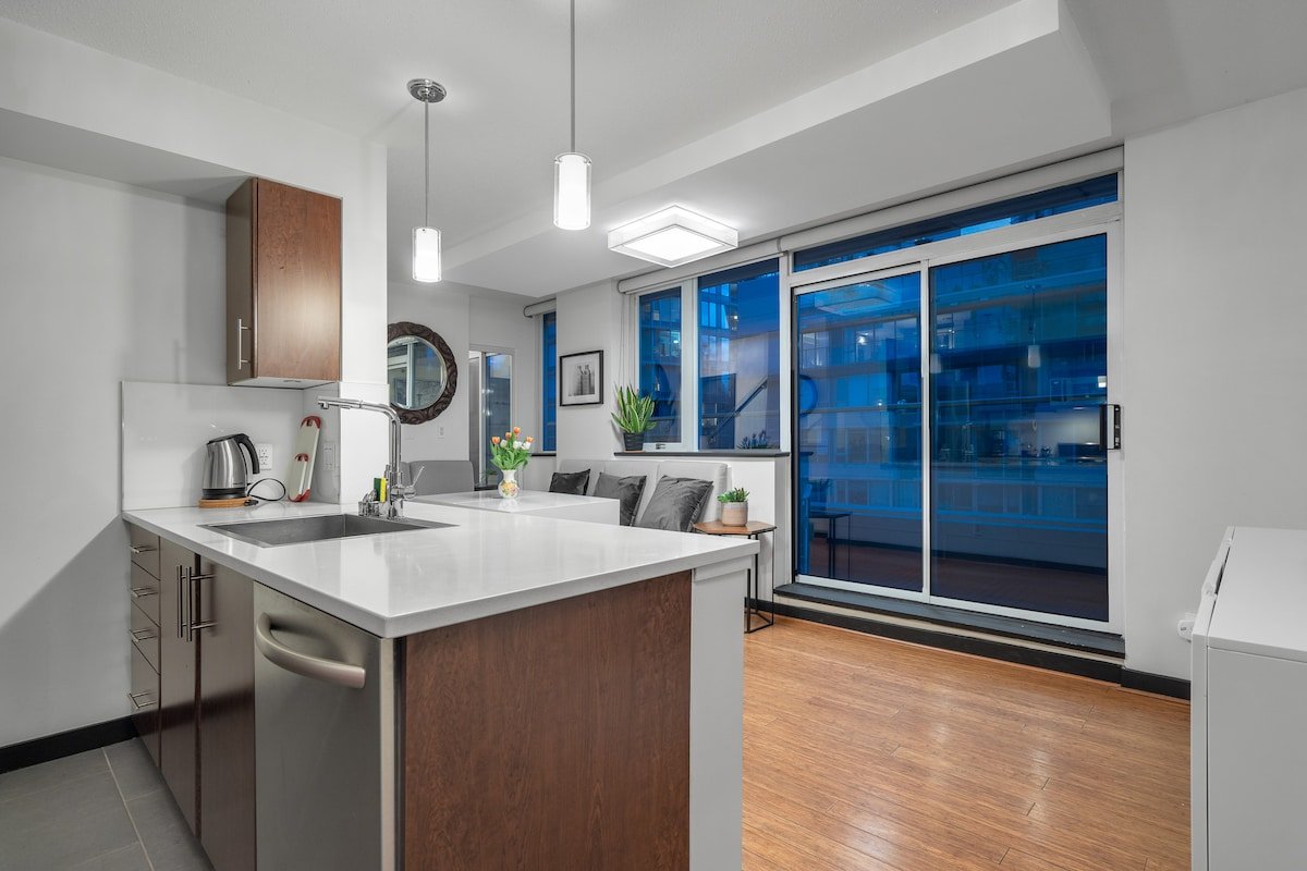 Downtown Penthouse-Loft-Private Rooftop Patio gallery image 5