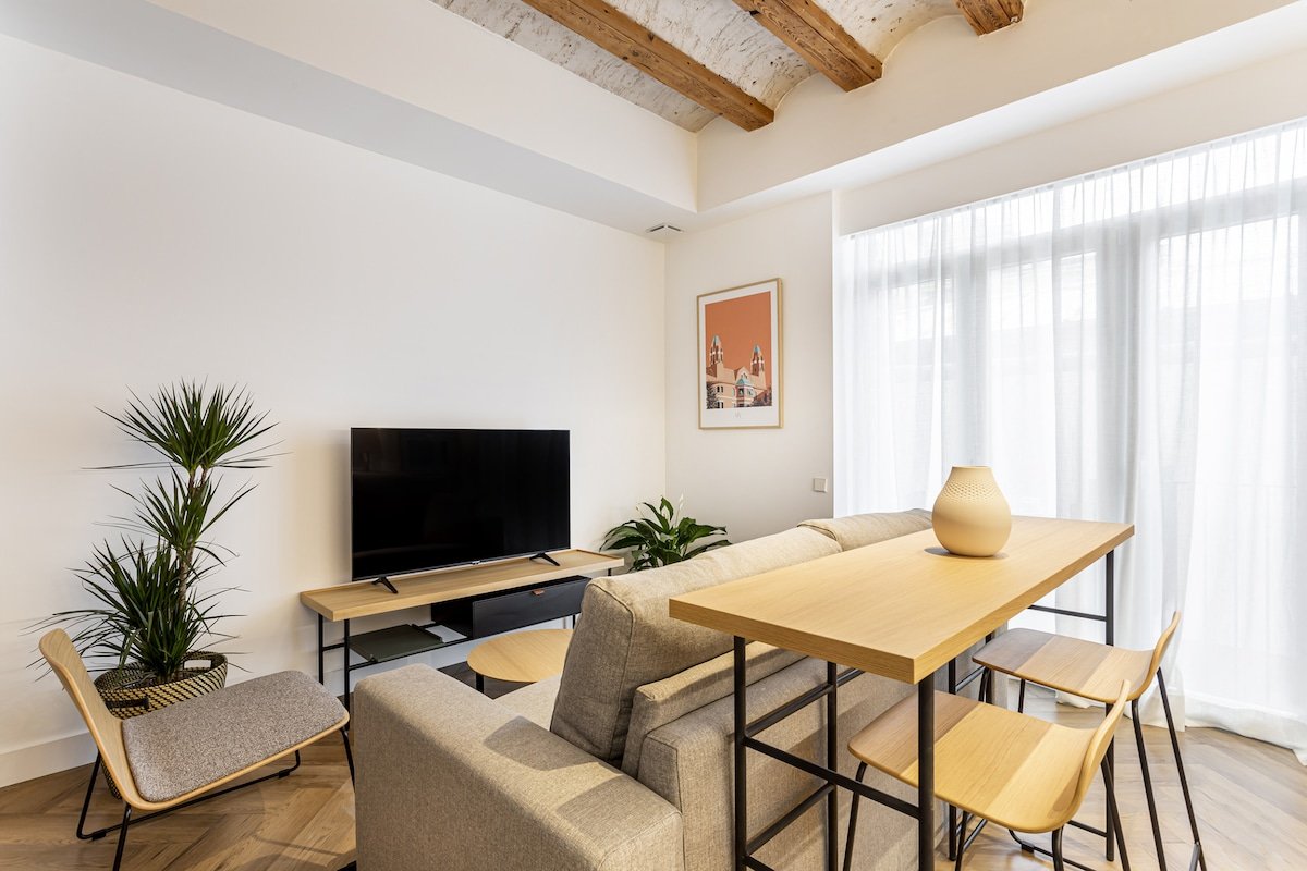N3. Cosy Apartment with Terrace in City Center gallery image 3