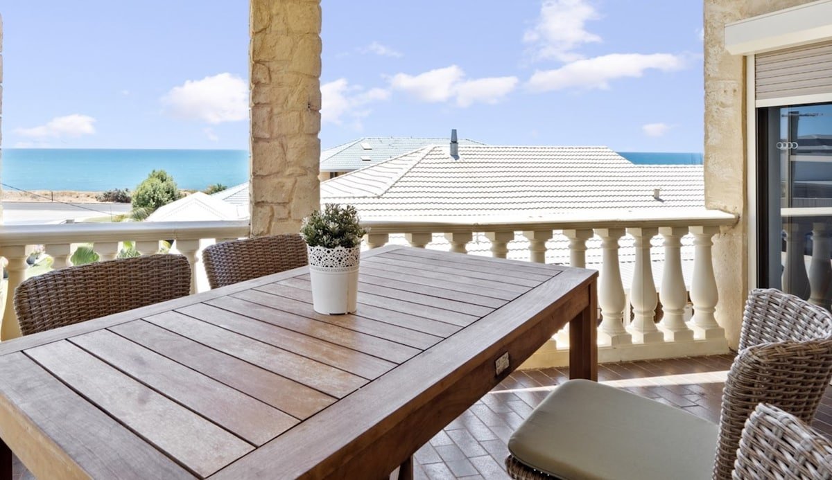 Gamesroom Oceanview Multiple Families beach gallery image 3