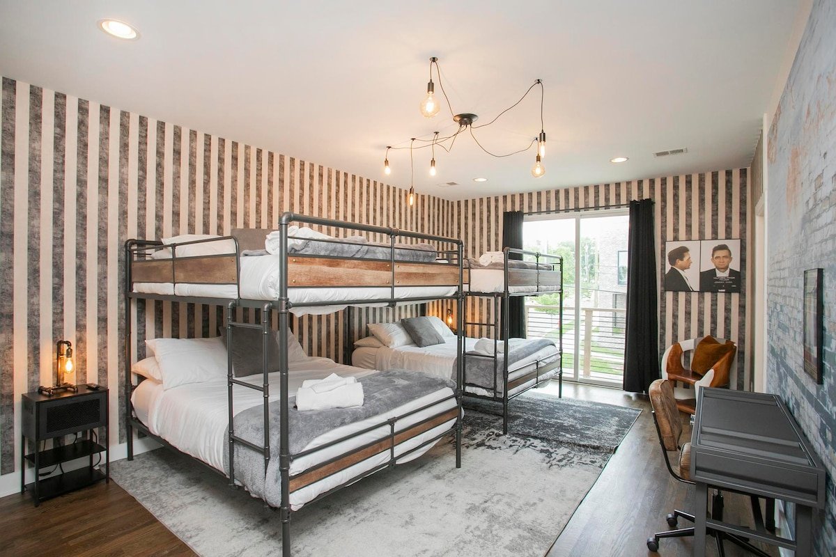 Famous MEGA HOUSE! *Sleeps 20* Big Patio/Backyard gallery image 4