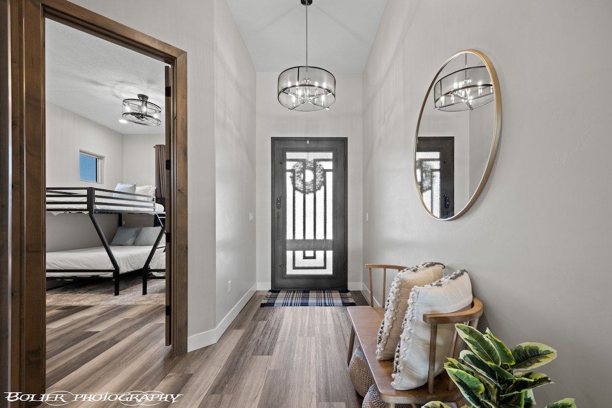 Mountains and Saltwater Pool gallery image 5