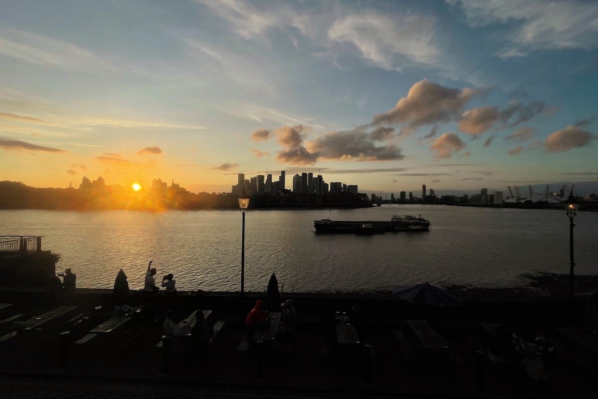 Great Riverside Townhouse, London gallery image 3