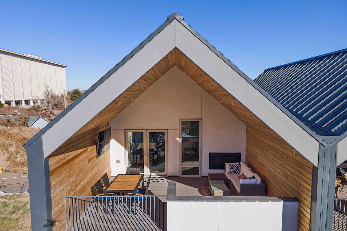 New Urban Oasis – with covered deck and workspace! gallery image 3