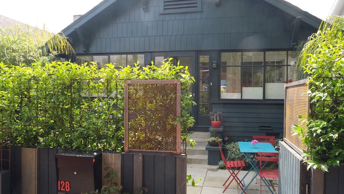 Classic Venice Beach Bungalow~Walk to Beach gallery image 2