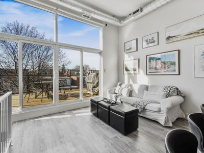 Downtown Modern Loft – 2 Car Parking & Terrace!