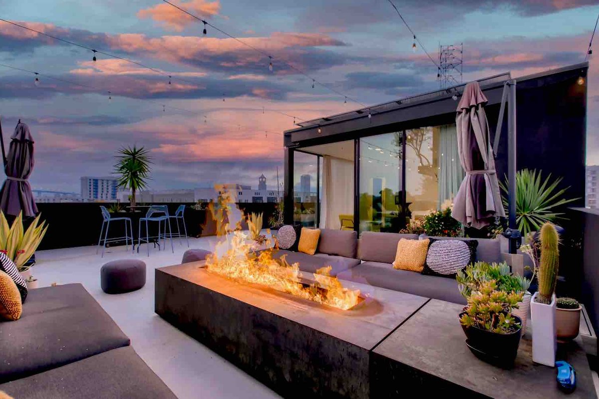 Penthouse with Private Rooftop! Hot Tub, Fire pit