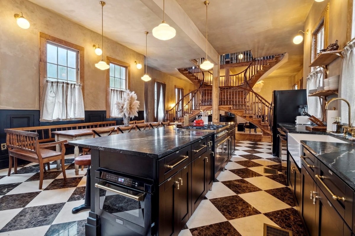 Opulent Art Deco Villa w Pool & Hot Tub 5bd|6.5ba gallery image 3