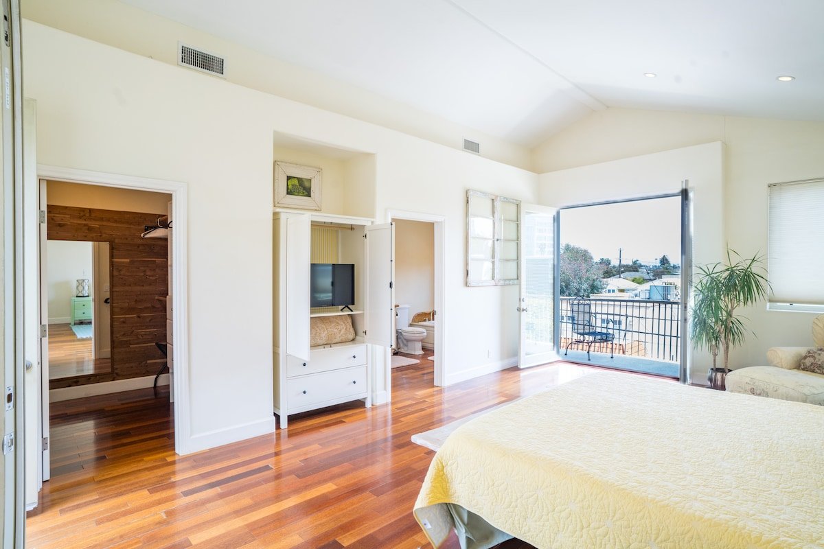 Upscale Custom-Built House | walk to Beach, Canals gallery image 4