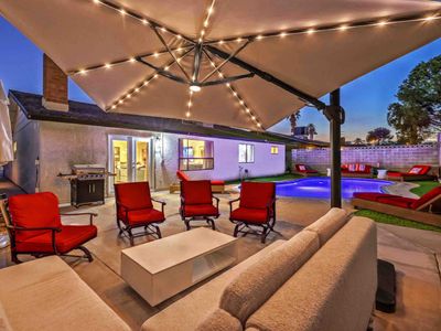 Tranquility next to The Strip. Pool and king bed