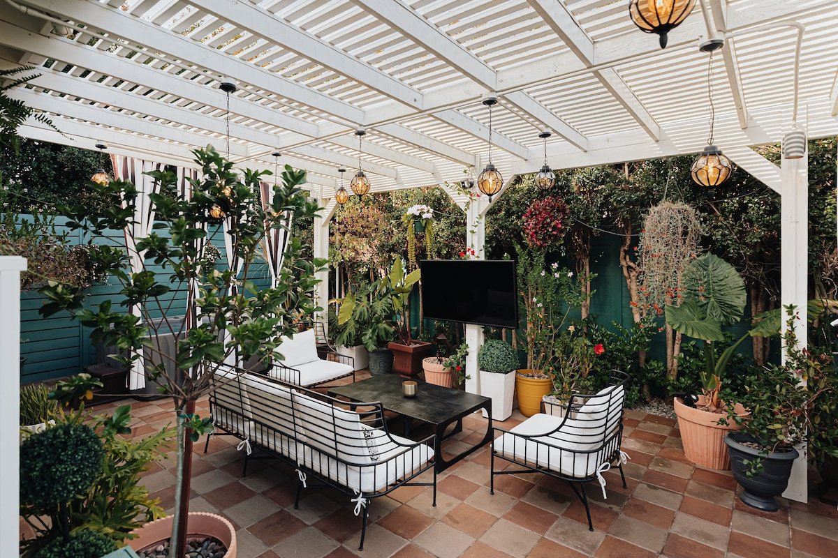 Luxe Victorian Retreat • Walk to Downtown gallery image 5