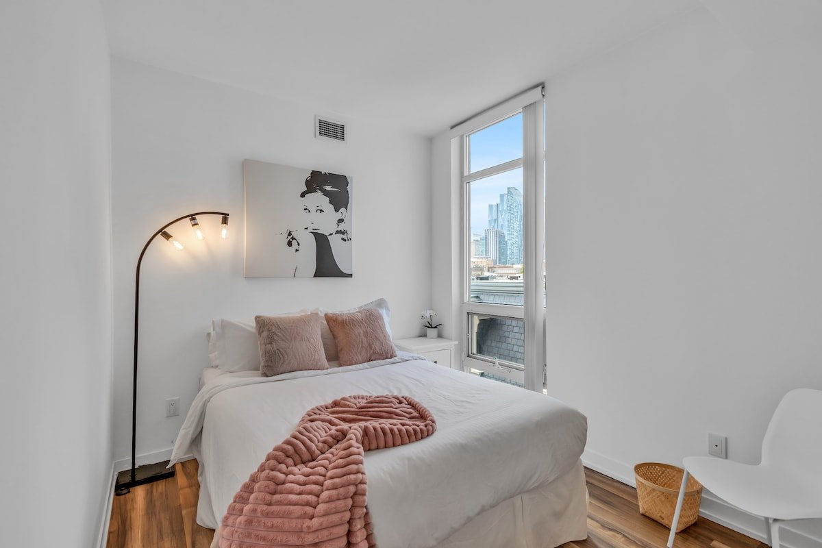 Lively Area Family Size Walk to St Lawrence Market gallery image 4