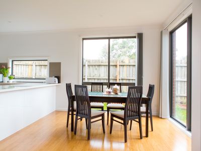 Spacious home with Netflix, Wifi+parking+workspace