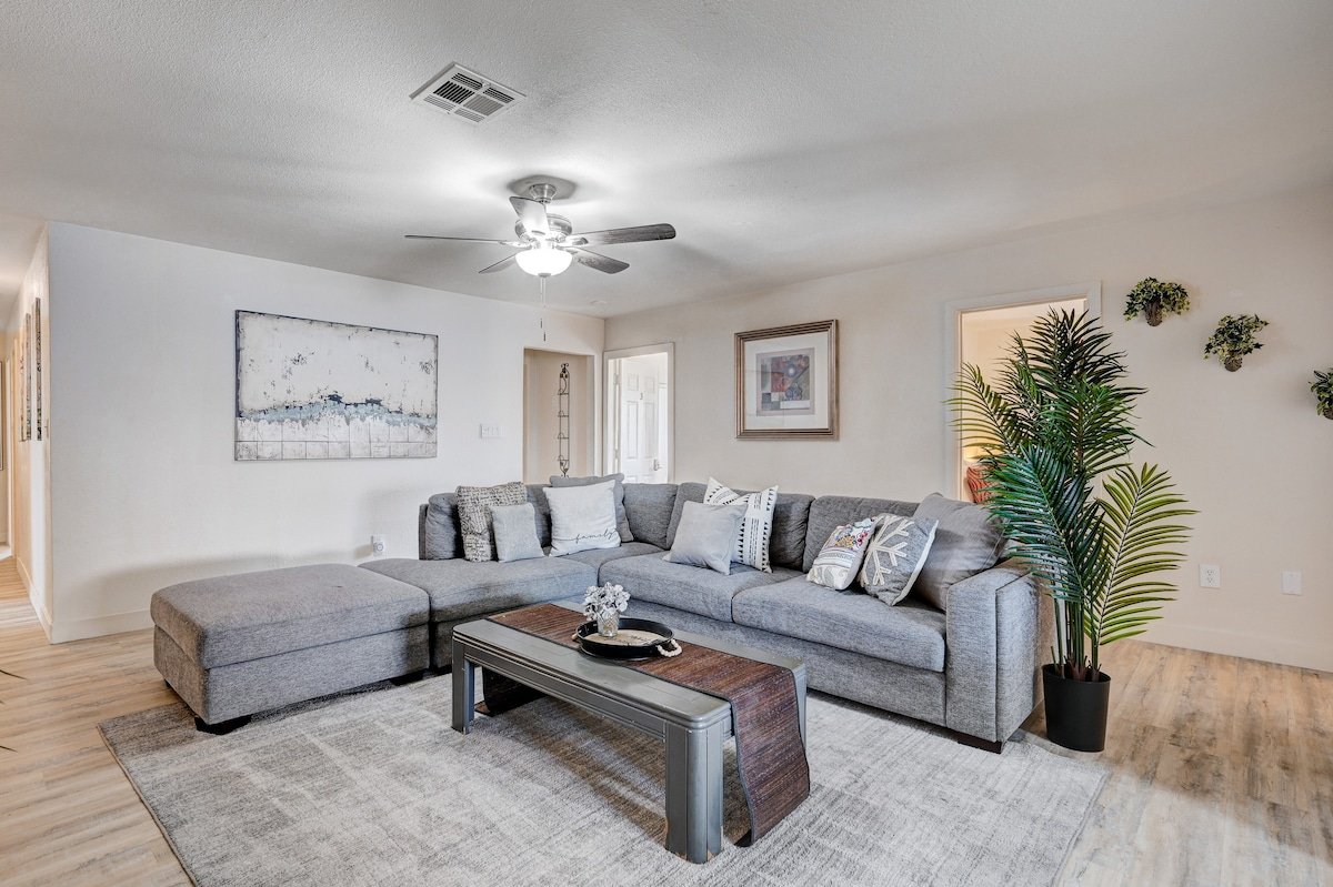 Colossus Estate: Expansive 9-bedroom Home gallery image 4