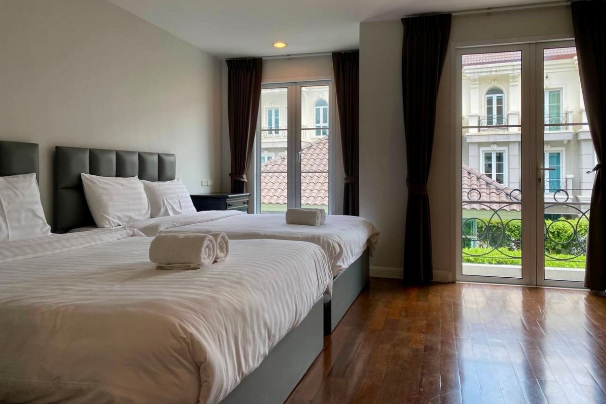 3BR (200sqm.) + guest pool and close to BTS/MRT!