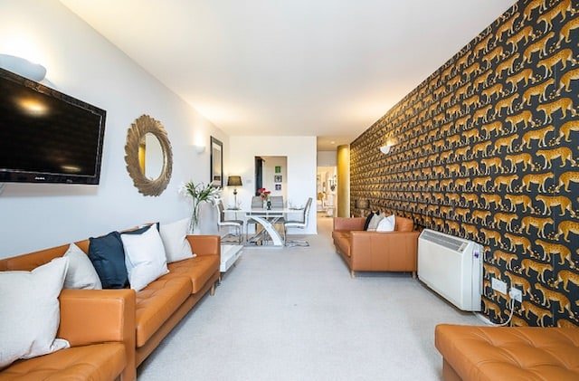 Central 2 bedroom 2 bathrooms in South Kensington. gallery image 3