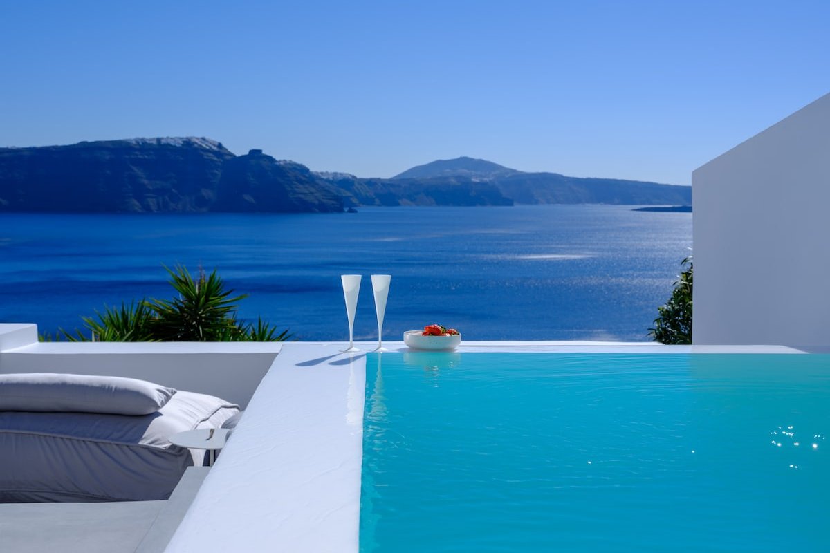 Cave Villa With Heated Plunge Pool & Caldera View gallery image 2