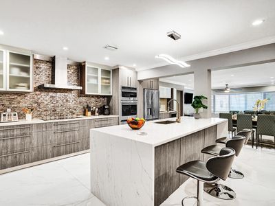 Spectacular 5BR/5BA Villa in Hollywood Lakes