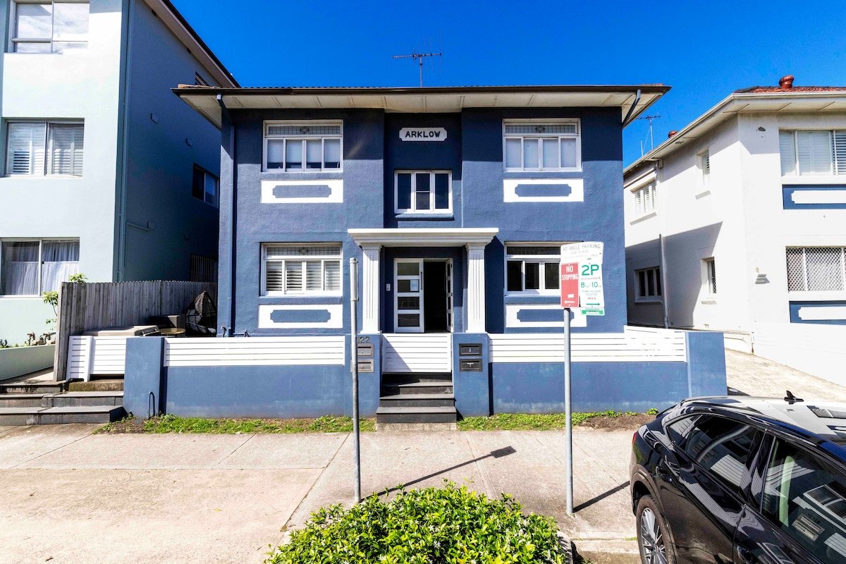 Stylish Deco apartment minutes from Bondi Beach gallery image 3