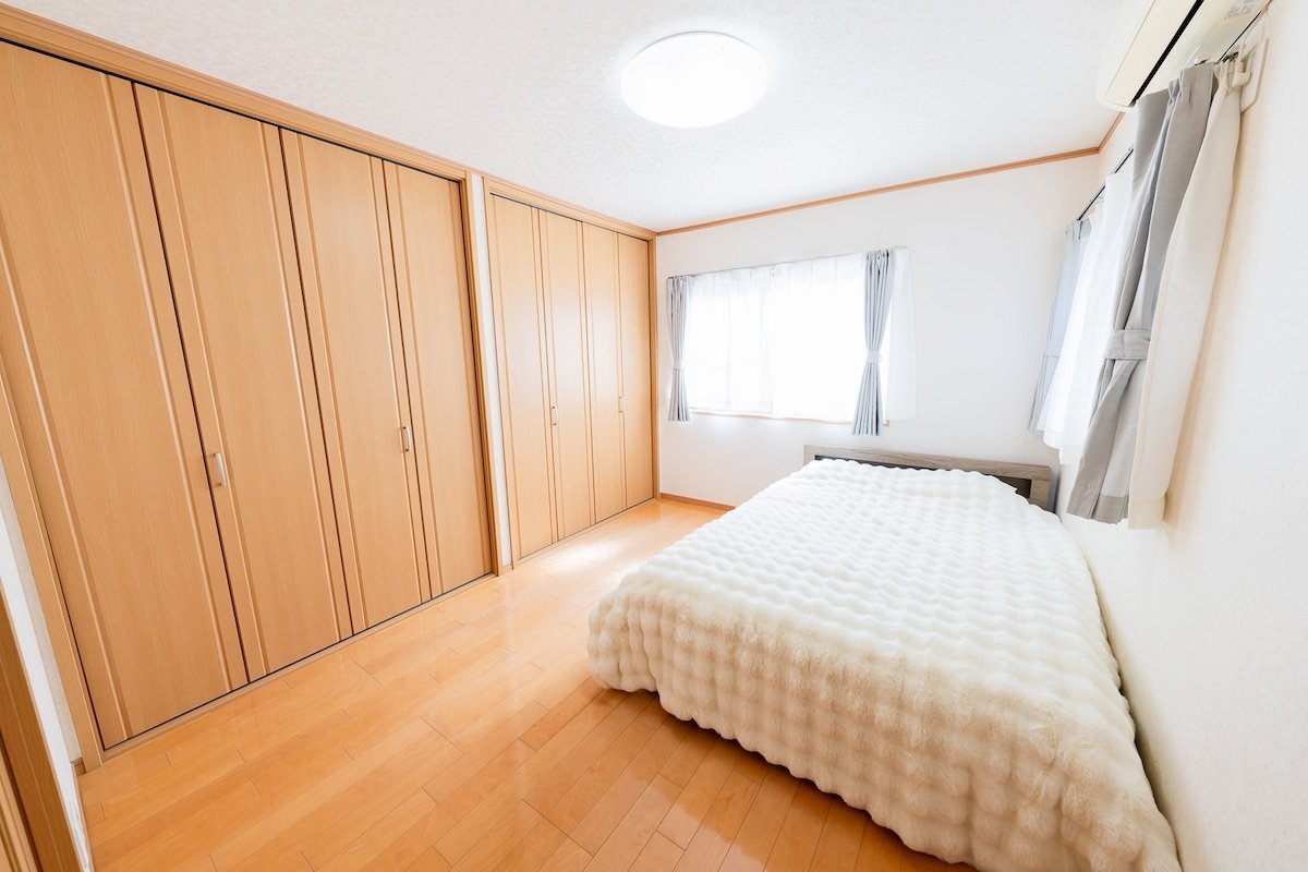 新宿徒歩圏内！100平米のモダン戸建てで贅沢な東京ステイ gallery image 2